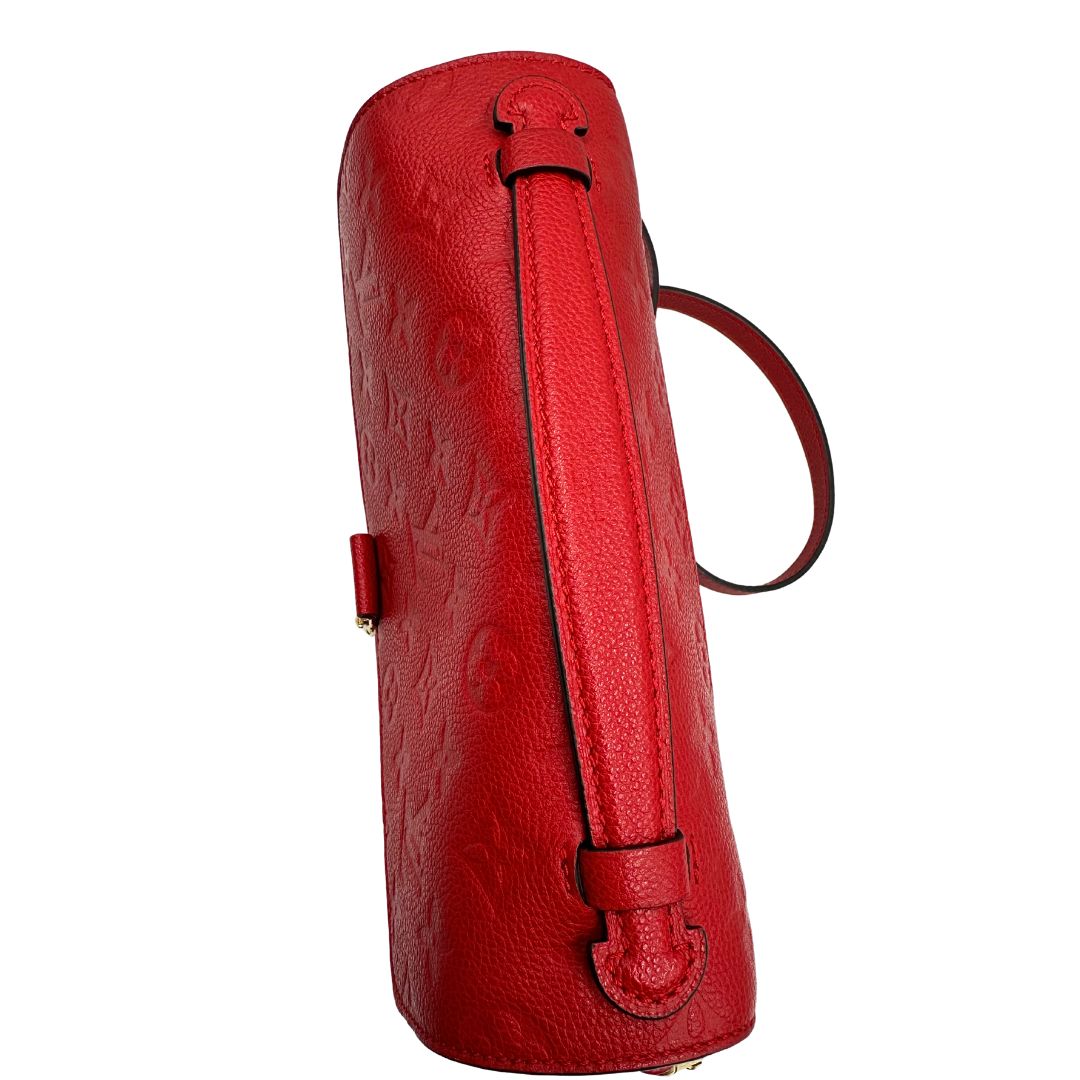 manico Borsa Louis Vuitton Métis in pelle martellata rossa con trama monogram e parti metalliche dorate. Munita di un manico singolo e una tracolla regolabile e amovibile. Completa di corredo, di lusso, originale, ottime condizioni, usata. 