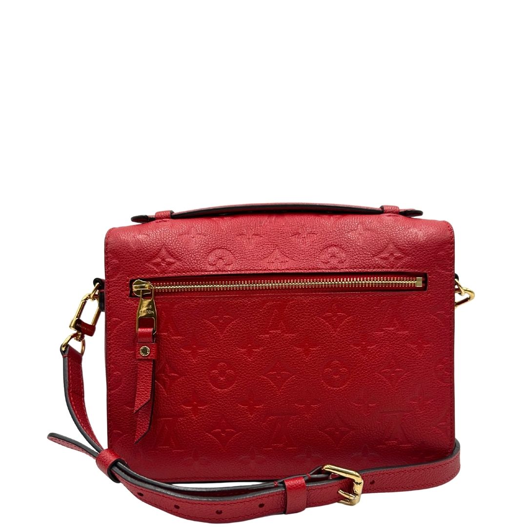 retro Borsa Louis Vuitton Métis in pelle martellata rossa con trama monogram e parti metalliche dorate. Munita di un manico singolo e una tracolla regolabile e amovibile. Completa di corredo, di lusso, originale, ottime condizioni, usata. 