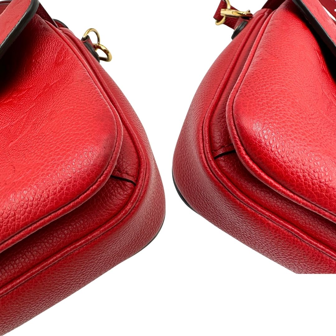 angoli Borsa Louis Vuitton Métis in pelle martellata rossa con trama monogram e parti metalliche dorate. Munita di un manico singolo e una tracolla regolabile e amovibile. Completa di corredo, di lusso, originale, ottime condizioni, usata. 