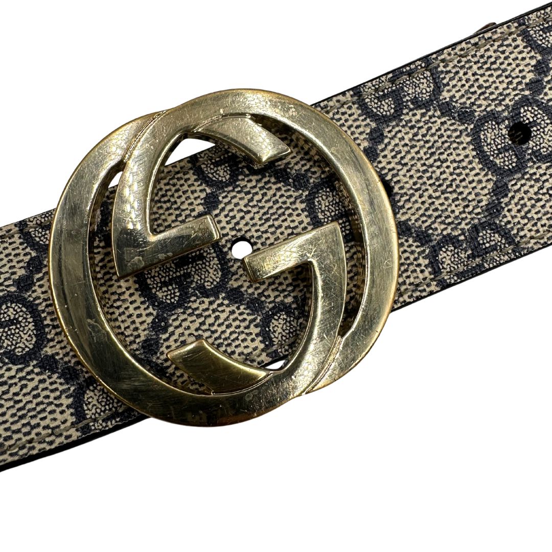 Cintura Gucci in canvas beige con monogram GG blu e parti metalliche dorate. Full set, di lusso, originale, ottime condizioni.