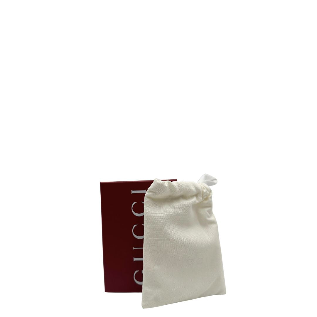 Corredo di un  Portafoglio Gucci in pelle Grigia con parti metalliche dorate. Completo di scatola e dustbag. Originale, usato, di lusso in condizioni eccellenti.