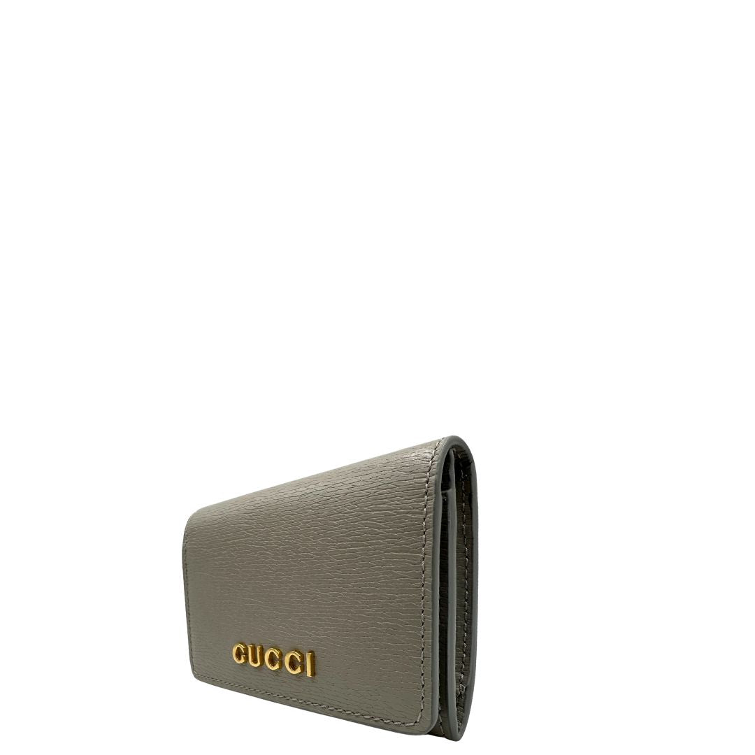 Portafoglio Gucci in pelle Grigia con parti metalliche dorate. Completo di scatola e dustbag. Originale, usato, di lusso in condizioni eccellenti.