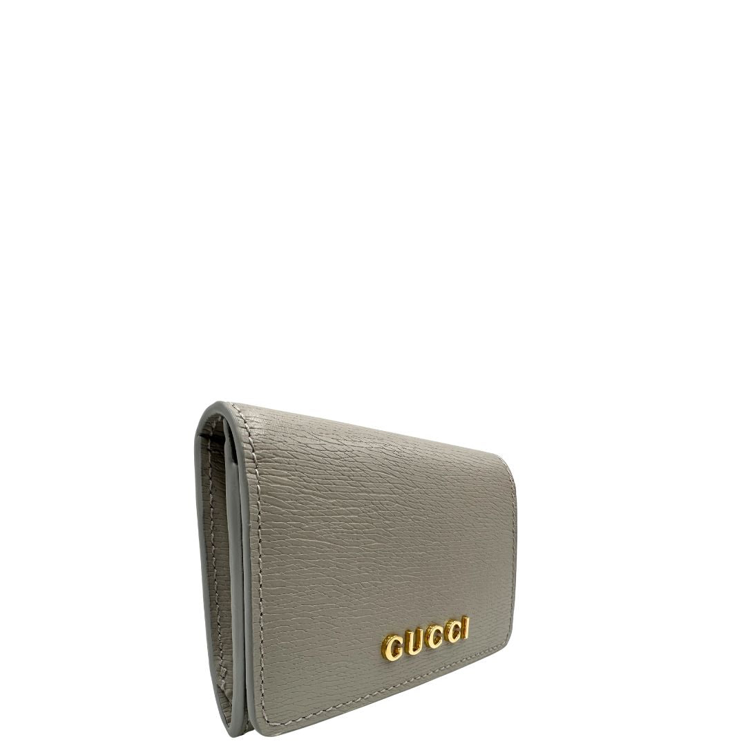 Portafoglio Gucci in pelle Grigia con parti metalliche dorate. Completo di scatola e dustbag. Originale, usato, di lusso in condizioni eccellenti.