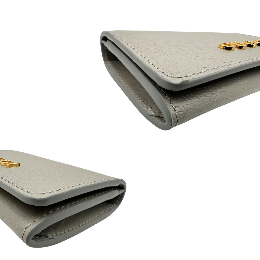 Angoli di un Portafoglio Gucci in pelle Grigia con parti metalliche dorate. Completo di scatola e dustbag. Originale, usato, di lusso in condizioni eccellenti.
