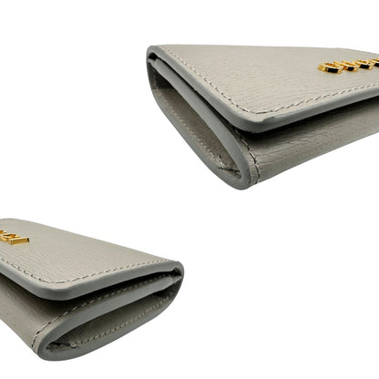 Angoli di un Portafoglio Gucci in pelle Grigia con parti metalliche dorate. Completo di scatola e dustbag. Originale, usato, di lusso in condizioni eccellenti.