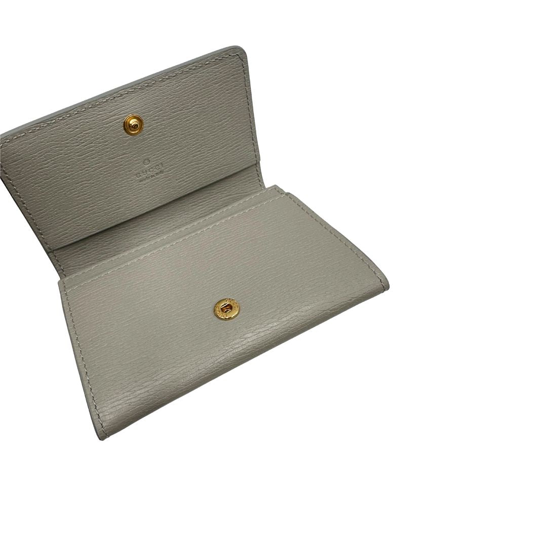 Interno di un Portafoglio Gucci in pelle Grigia con parti metalliche dorate. Completo di scatola e dustbag. Originale, usato, di lusso in condizioni eccellenti.