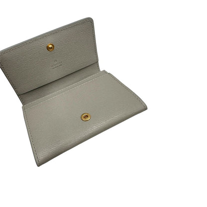 Interno di un Portafoglio Gucci in pelle Grigia con parti metalliche dorate. Completo di scatola e dustbag. Originale, usato, di lusso in condizioni eccellenti.