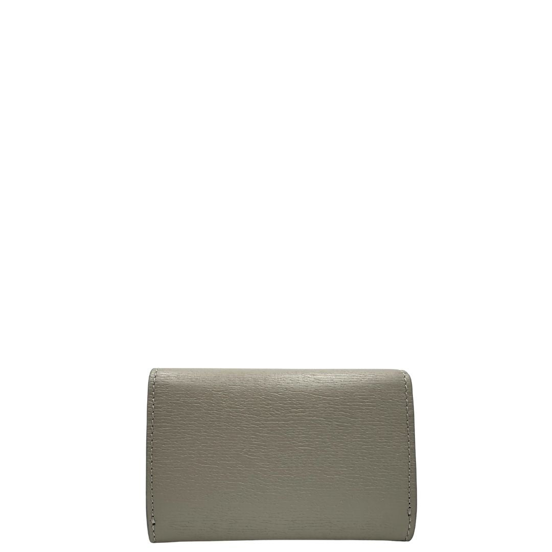 Portafoglio Gucci in pelle Grigia con parti metalliche dorate. Completo di scatola e dustbag. Originale, usato, di lusso in condizioni eccellenti.