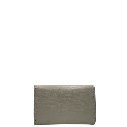 Portafoglio Gucci in pelle Grigia con parti metalliche dorate. Completo di scatola e dustbag. Originale, usato, di lusso in condizioni eccellenti.