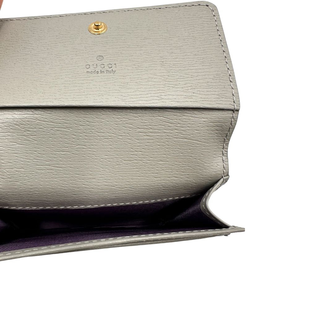 Portafoglio Gucci in pelle Grigia con parti metalliche dorate. Completo di scatola e dustbag. Originale, usato, di lusso in condizioni eccellenti.