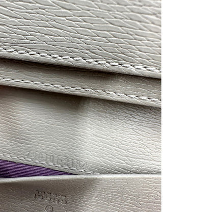 Codice di un Portafoglio Gucci in pelle Grigia con parti metalliche dorate. Completo di scatola e dustbag. Originale, usato, di lusso in condizioni eccellenti.