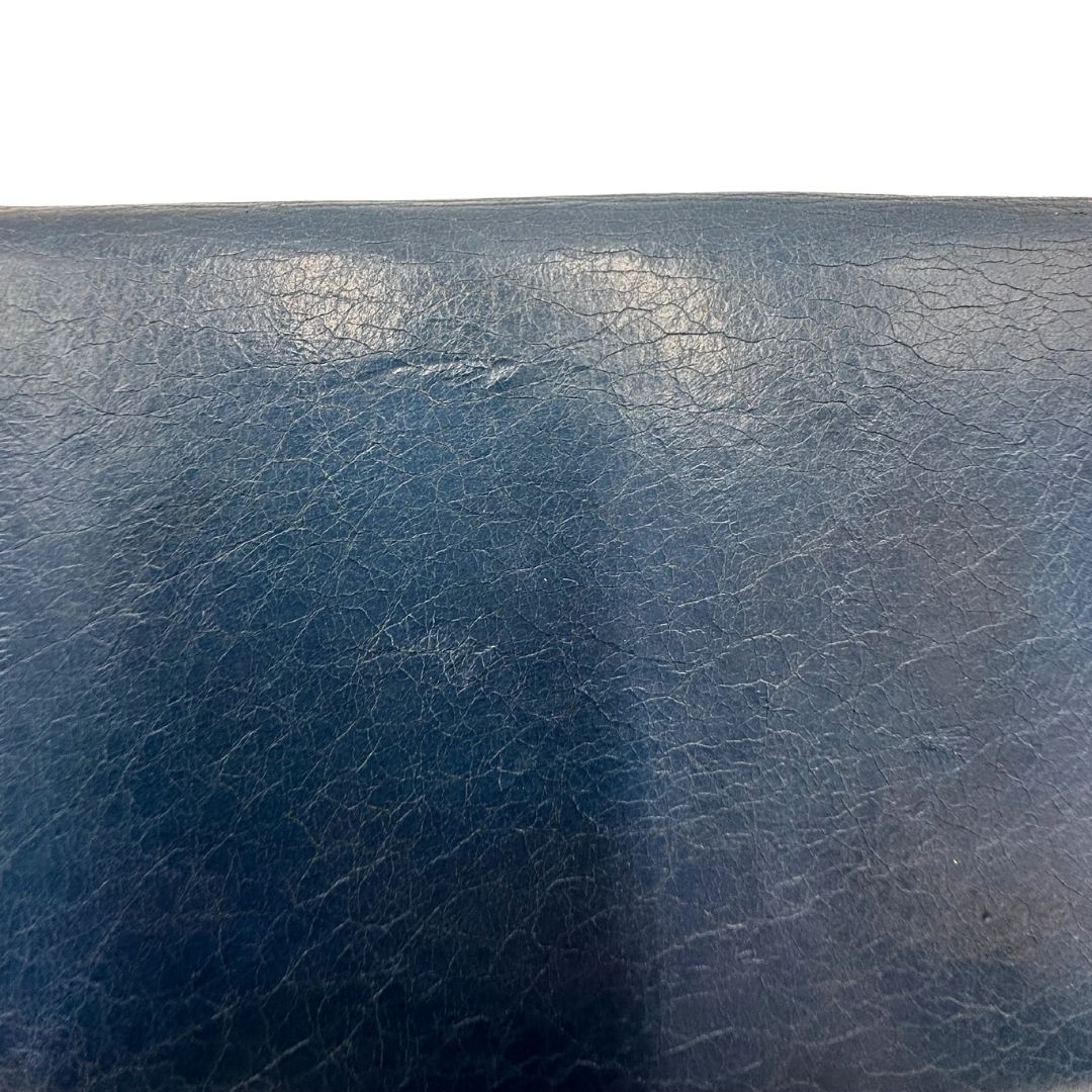 Portafoglio Balenciaga in pelle crinkled blu polveroso con parti metalliche dorate. Completa di dustbag. Originale, usato, di lusso, in ottime condizioni.
