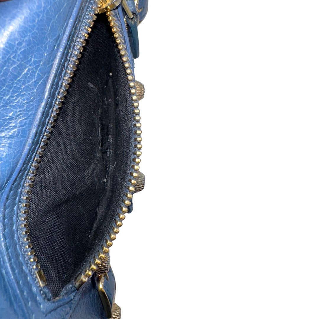 Taschino esterno di un Portafoglio Balenciaga in pelle crinkled blu polveroso con parti metalliche dorate. Completa di dustbag. Originale, usato, di lusso, in ottime condizioni.