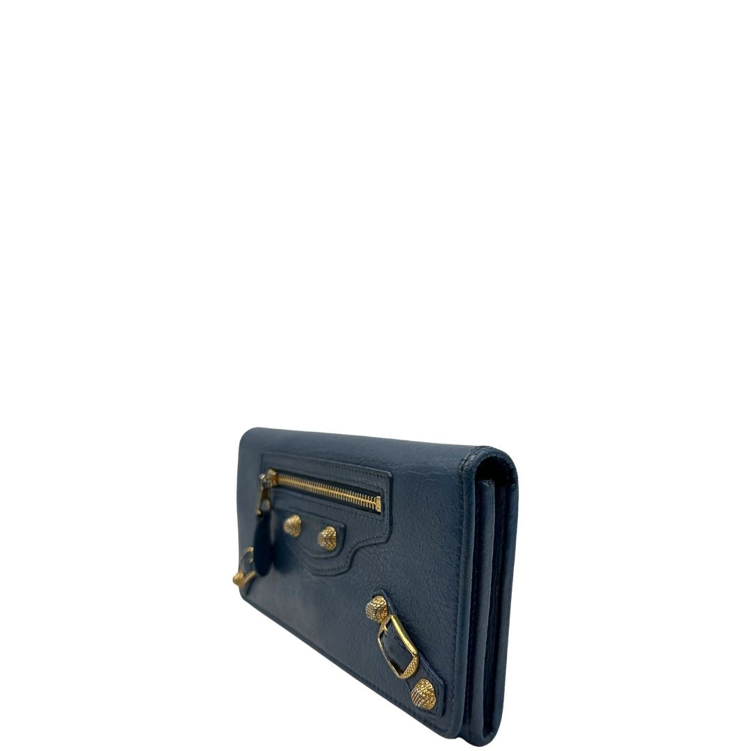 Lato sinistro di un Portafoglio Balenciaga in pelle crinkled blu polveroso con parti metalliche dorate. Completa di dustbag. Originale, usato, di lusso, in ottime condizioni.