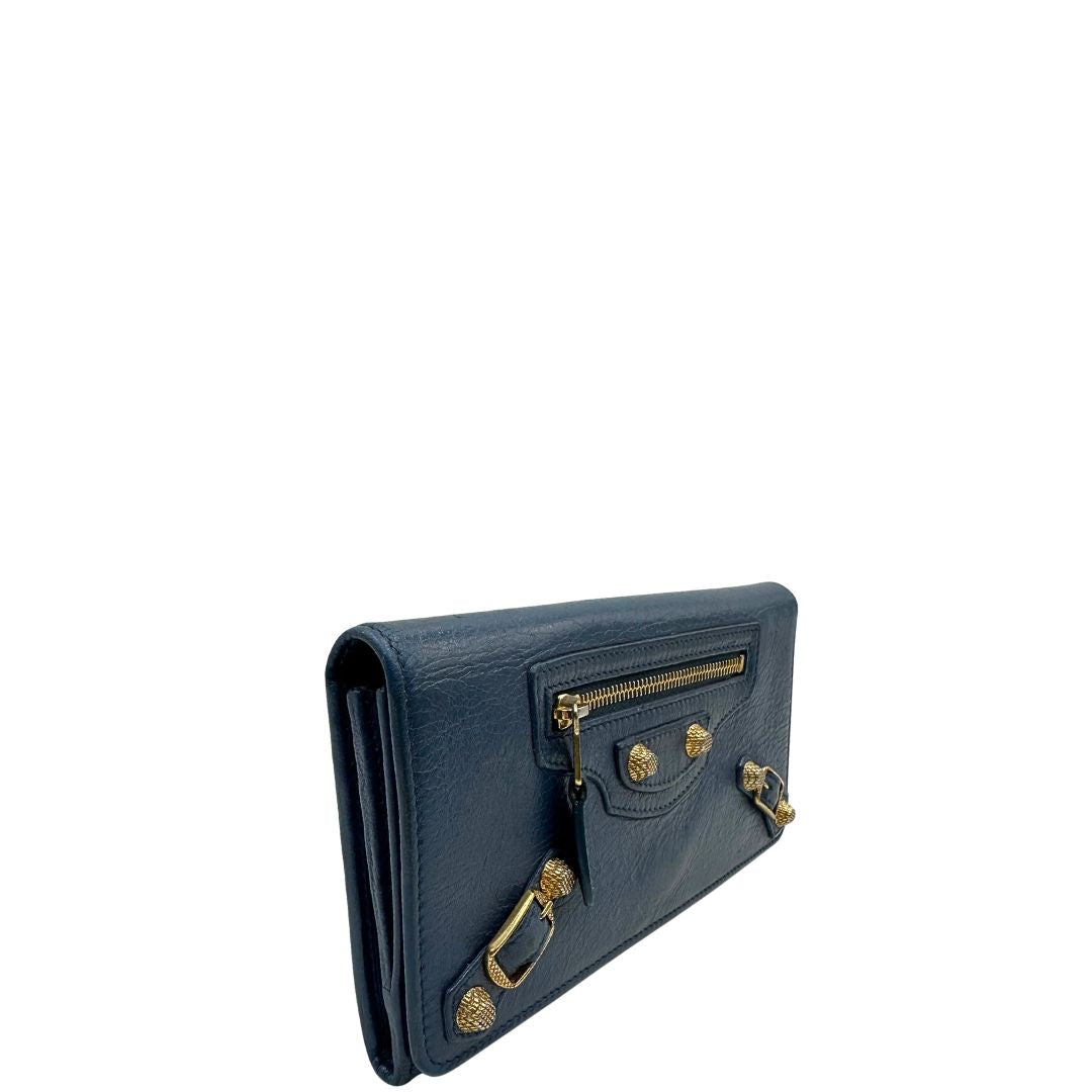 Lato destro di un Portafoglio Balenciaga in pelle crinkled blu polveroso con parti metalliche dorate. Completa di dustbag. Originale, usato, di lusso, in ottime condizioni.