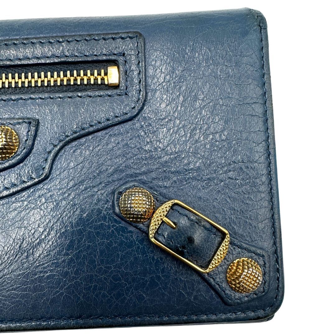 Portafoglio Balenciaga in pelle crinkled blu polveroso con parti metalliche dorate. Completa di dustbag. Originale, usato, di lusso, in ottime condizioni.