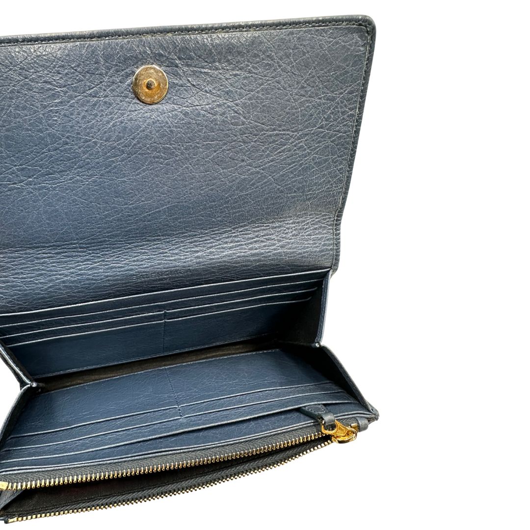 Portafoglio Balenciaga in pelle crinkled blu polveroso con parti metalliche dorate. Completa di dustbag. Originale, usato, di lusso, in ottime condizioni.