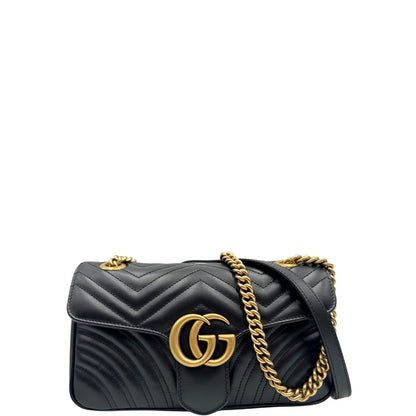 Front di una Borsa Gucci Marmont in pelle matelassé nera con tracolla scorrevole in catena e spallaccio in pelle, rifinita con parti metalliche dorate; indossabile a spalla oppure a tracolla. Completa di dustbag. Originale, usata, di lusso, in ottime condizioni.