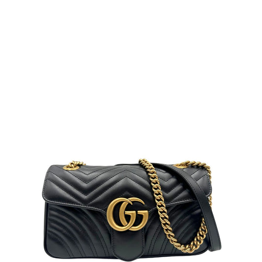 Front di una Borsa Gucci Marmont in pelle matelassé nera con tracolla scorrevole in catena e spallaccio in pelle, rifinita con parti metalliche dorate; indossabile a spalla oppure a tracolla. Completa di dustbag. Originale, usata, di lusso, in ottime condizioni.