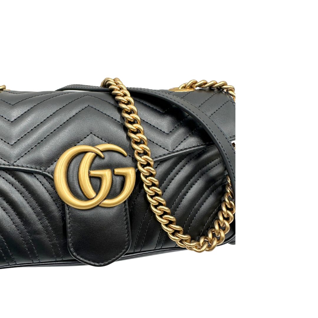Borsa Gucci Marmont in pelle matelassé nera con tracolla scorrevole in catena e spallaccio in pelle, rifinita con parti metalliche dorate; indossabile a spalla oppure a tracolla. Completa di dustbag. Originale, usata, di lusso, in ottime condizioni.