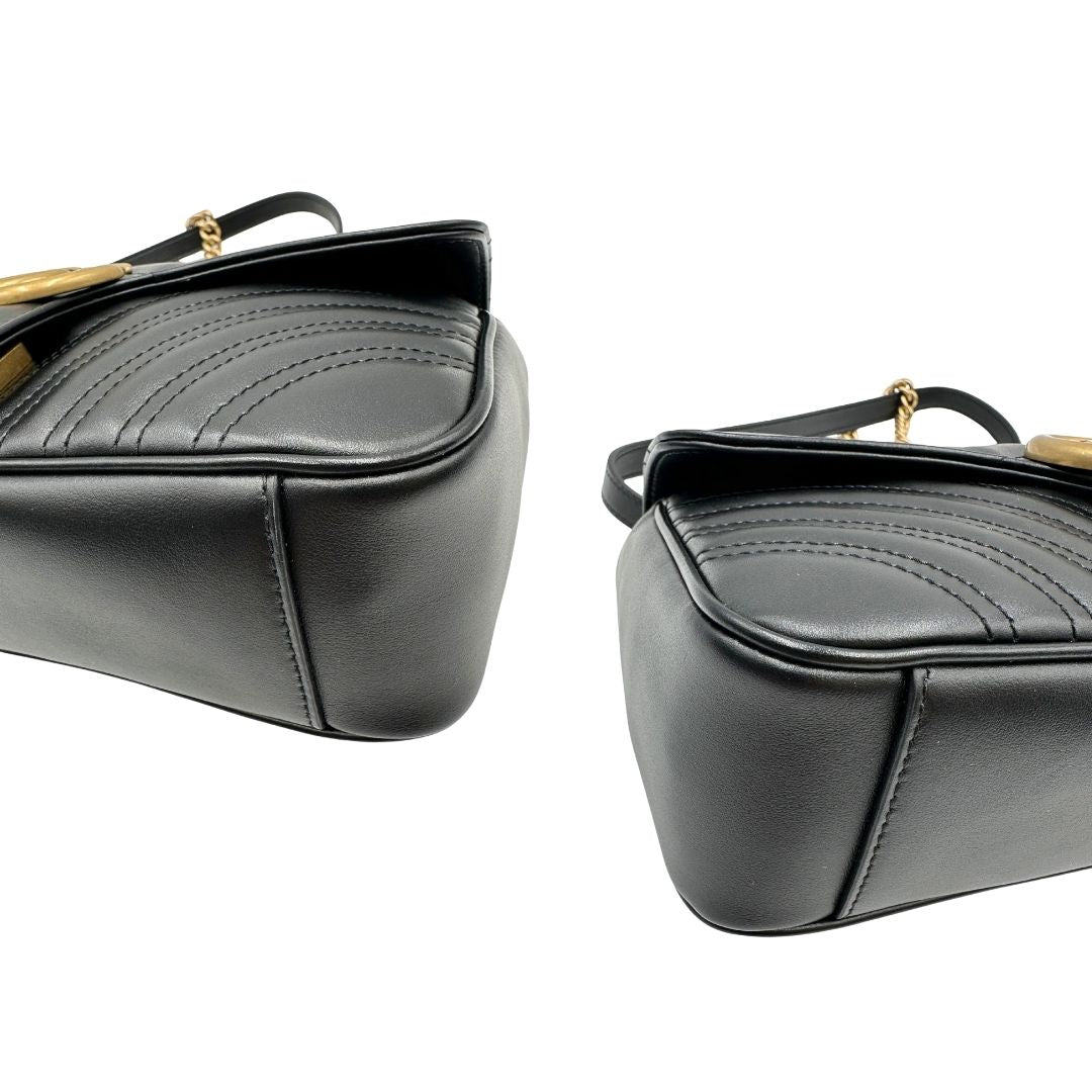 Angoli di una Borsa Gucci Marmont in pelle matelassé nera con tracolla scorrevole in catena e spallaccio in pelle, rifinita con parti metalliche dorate; indossabile a spalla oppure a tracolla. Completa di dustbag. Originale, usata, di lusso, in ottime condizioni.