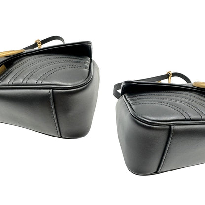 Angoli di una Borsa Gucci Marmont in pelle matelassé nera con tracolla scorrevole in catena e spallaccio in pelle, rifinita con parti metalliche dorate; indossabile a spalla oppure a tracolla. Completa di dustbag. Originale, usata, di lusso, in ottime condizioni.