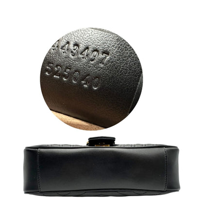 Base e codice di una Borsa Gucci Marmont in pelle matelassé nera con tracolla scorrevole in catena e spallaccio in pelle, rifinita con parti metalliche dorate; indossabile a spalla oppure a tracolla. Completa di dustbag. Originale, usata, di lusso, in ottime condizioni.