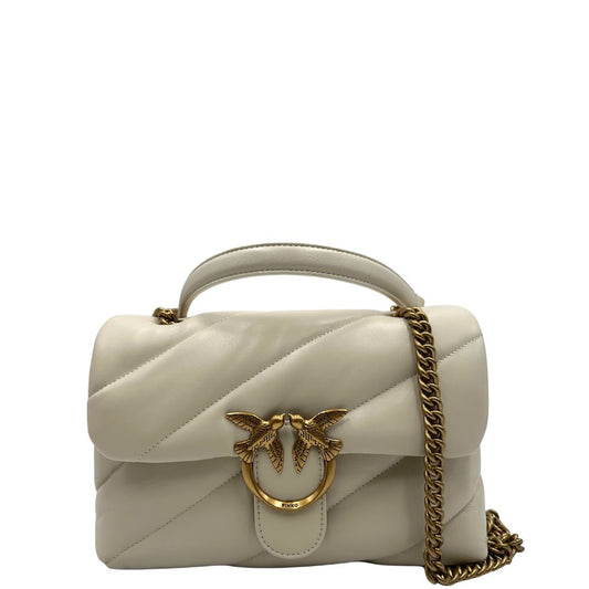 Front di una borsa Pinko in pelle trapuntata bianco latte con parti metalliche dorate; munita di una tracolla in catena scorrevole con spallaccio in pelle. Completa di dustbag e cartellino. Indossabile a spalla o a tracolla.