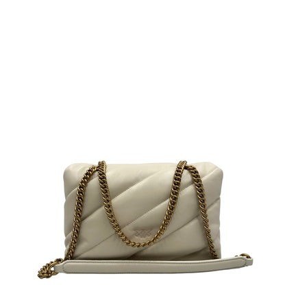 Retro di una borsa Pinko in pelle trapuntata bianco latte con parti metalliche dorate; munita di una tracolla in catena scorrevole con spallaccio in pelle. Completa di dustbag e cartellino. Indossabile a spalla o a tracolla.