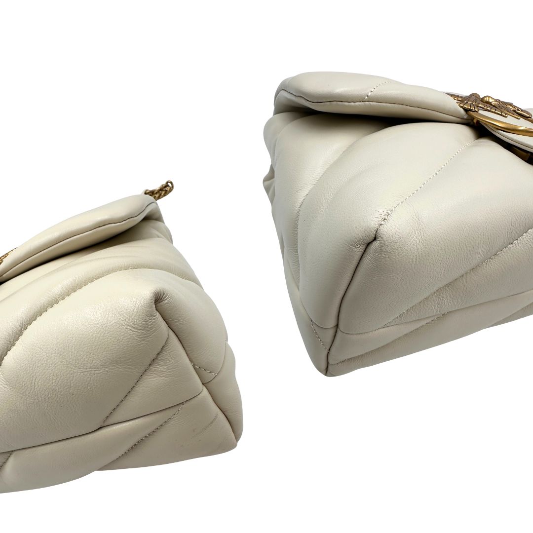 Angoli di una borsa Pinko in pelle trapuntata bianco latte con parti metalliche dorate; munita di una tracolla in catena scorrevole con spallaccio in pelle. Completa di dustbag e cartellino. Indossabile a spalla o a tracolla.