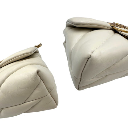 Angoli di una borsa Pinko in pelle trapuntata bianco latte con parti metalliche dorate; munita di una tracolla in catena scorrevole con spallaccio in pelle. Completa di dustbag e cartellino. Indossabile a spalla o a tracolla.