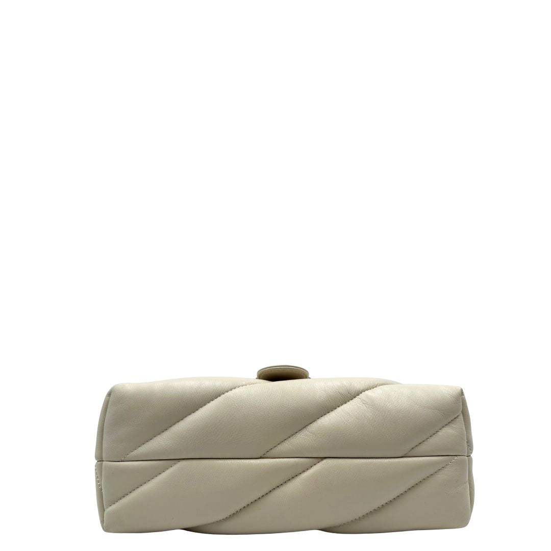 Retro di una borsa Pinko in pelle trapuntata bianco latte con parti metalliche dorate; munita di una tracolla in catena scorrevole con spallaccio in pelle. Completa di dustbag e cartellino. Indossabile a spalla o a tracolla.