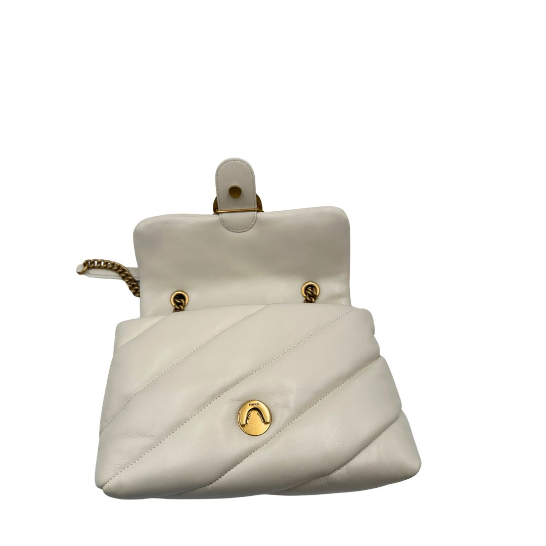 Apertura di una borsa Pinko in pelle trapuntata bianco latte con parti metalliche dorate; munita di una tracolla in catena scorrevole con spallaccio in pelle. Completa di dustbag e cartellino. Indossabile a spalla o a tracolla.