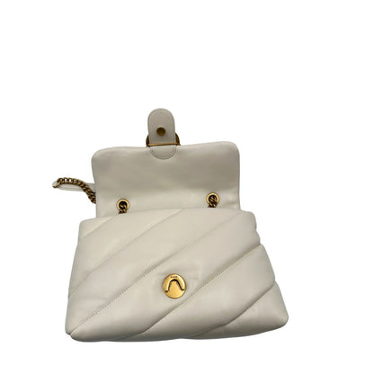 Apertura di una borsa Pinko in pelle trapuntata bianco latte con parti metalliche dorate; munita di una tracolla in catena scorrevole con spallaccio in pelle. Completa di dustbag e cartellino. Indossabile a spalla o a tracolla.