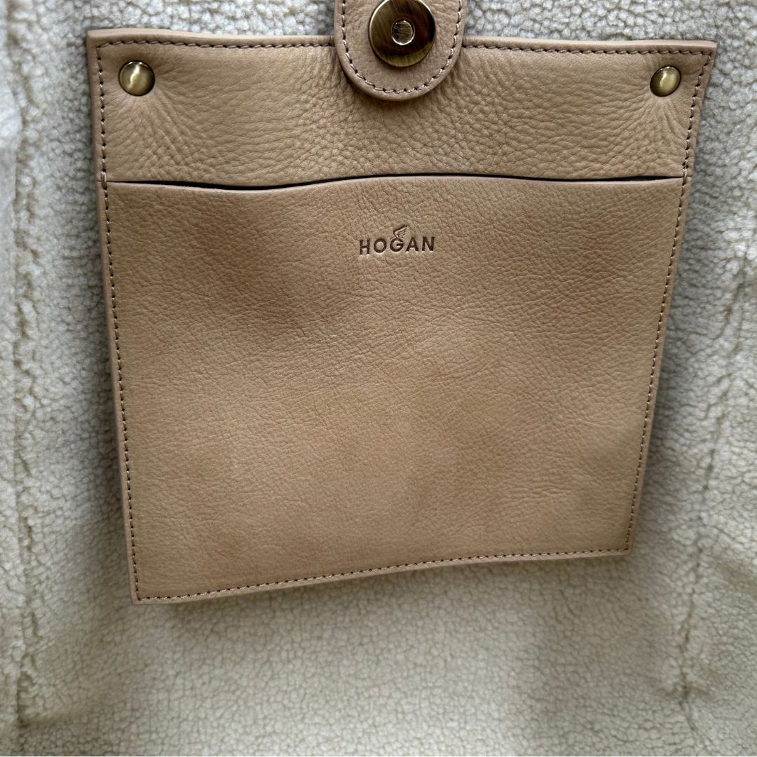 interno dellaBorsa Hogan in pelle scamosciata beige con finiture e interno effetto shearling; munita di doppi manici, da portare a spalla. Completa di dustbag, di lusso, originale, ottime condizioni. 