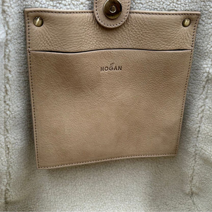 interno dellaBorsa Hogan in pelle scamosciata beige con finiture e interno effetto shearling; munita di doppi manici, da portare a spalla. Completa di dustbag, di lusso, originale, ottime condizioni. 