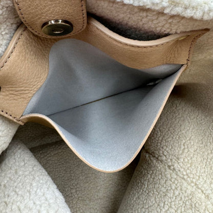 interno Borsa Hogan in pelle scamosciata beige con finiture e interno effetto shearling; munita di doppi manici, da portare a spalla. Completa di dustbag, di lusso, originale, ottime condizioni. 