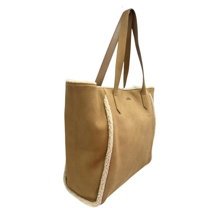 lato Borsa Hogan in pelle scamosciata beige con finiture e interno effetto shearling; munita di doppi manici, da portare a spalla. Completa di dustbag, di lusso, originale, ottime condizioni. 
