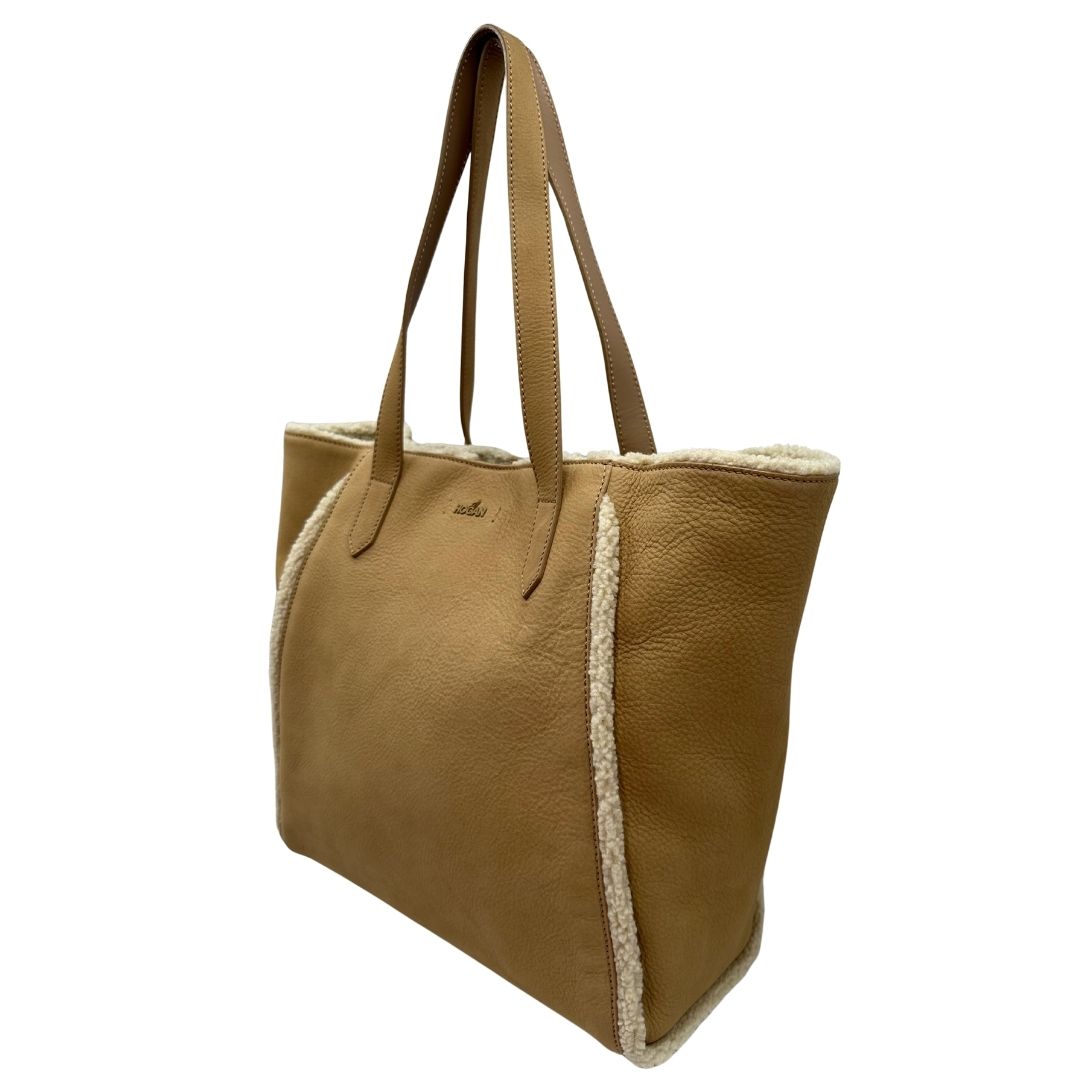 lato Borsa Hogan in pelle scamosciata beige con finiture e interno effetto shearling; munita di doppi manici, da portare a spalla. Completa di dustbag, di lusso, originale, ottime condizioni. 