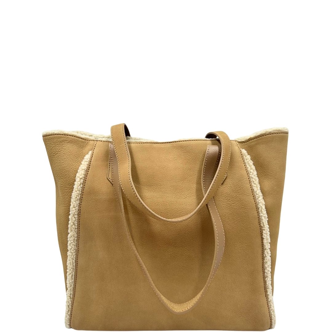 retro Borsa Hogan in pelle scamosciata beige con finiture e interno effetto shearling; munita di doppi manici, da portare a spalla. Completa di dustbag, di lusso, originale, ottime condizioni. 