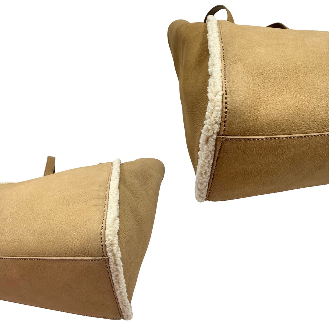 angoli Borsa Hogan in pelle scamosciata beige con finiture e interno effetto shearling; munita di doppi manici, da portare a spalla. Completa di dustbag, di lusso, originale, ottime condizioni. 