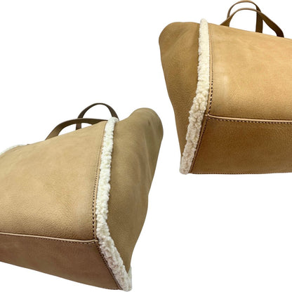 angoli Borsa Hogan in pelle scamosciata beige con finiture e interno effetto shearling; munita di doppi manici, da portare a spalla. Completa di dustbag, di lusso, originale, ottime condizioni. 