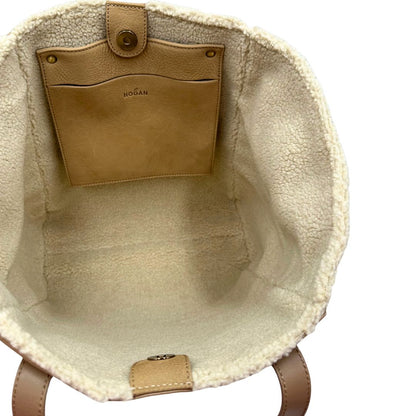 interno Borsa Hogan in pelle scamosciata beige con finiture e interno effetto shearling; munita di doppi manici, da portare a spalla. Completa di dustbag, di lusso, originale, ottime condizioni. 