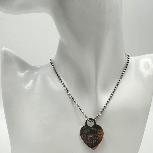 Collana Tiffany&Co. della collezione Return To Tiffany in argento 925 con ciondolo cuore. Originale, usata, di lusso, in ottime condizioni.