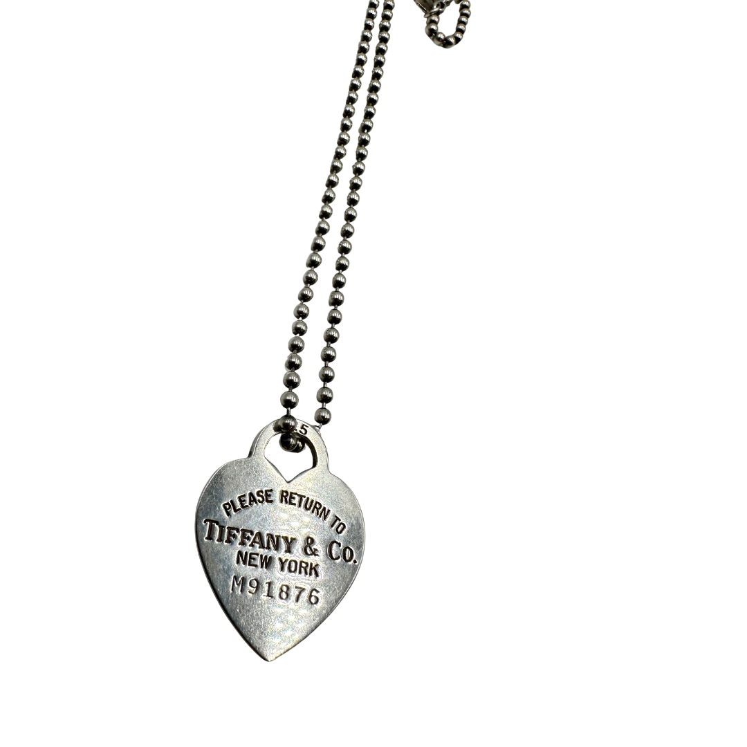 Collana Tiffany&Co. della collezione Return To Tiffany in argento 925 con ciondolo cuore. Originale, usata, di lusso, in ottime condizioni.