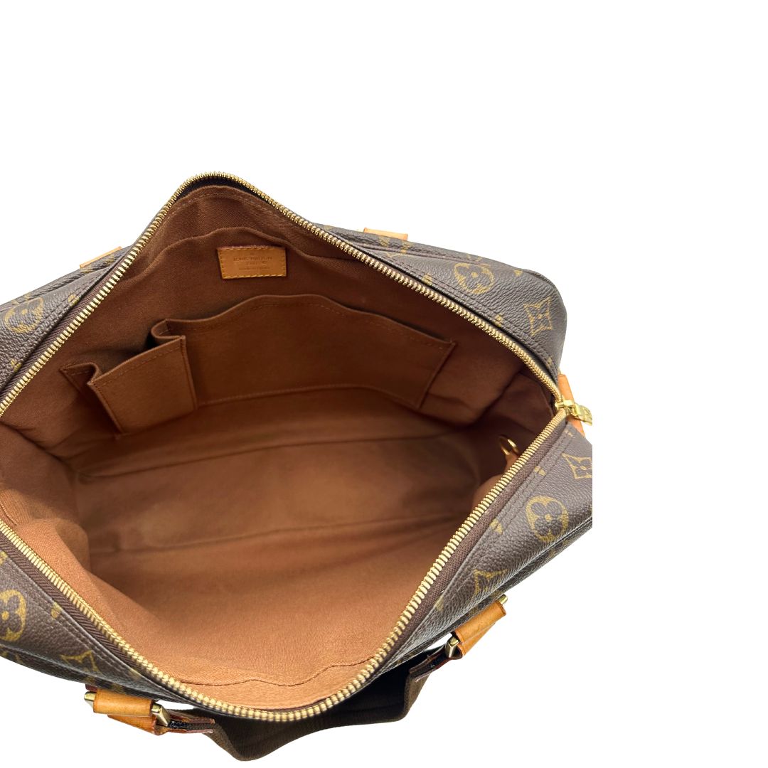 Interno di una Borsa Louis Vuitton in canvas marrone monogram con finiture in vacchetta naturale e parti metalliche dorate; munita di due manici e una tracolla in tessuto regolabile. Completa di dustbag. Originale, usata, di lusso, in ottime condizioni.
