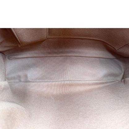 Interno di una Borsa Louis Vuitton in canvas marrone monogram con finiture in vacchetta naturale e parti metalliche dorate; munita di due manici e una tracolla in tessuto regolabile. Completa di dustbag. Originale, usata, di lusso, in ottime condizioni.