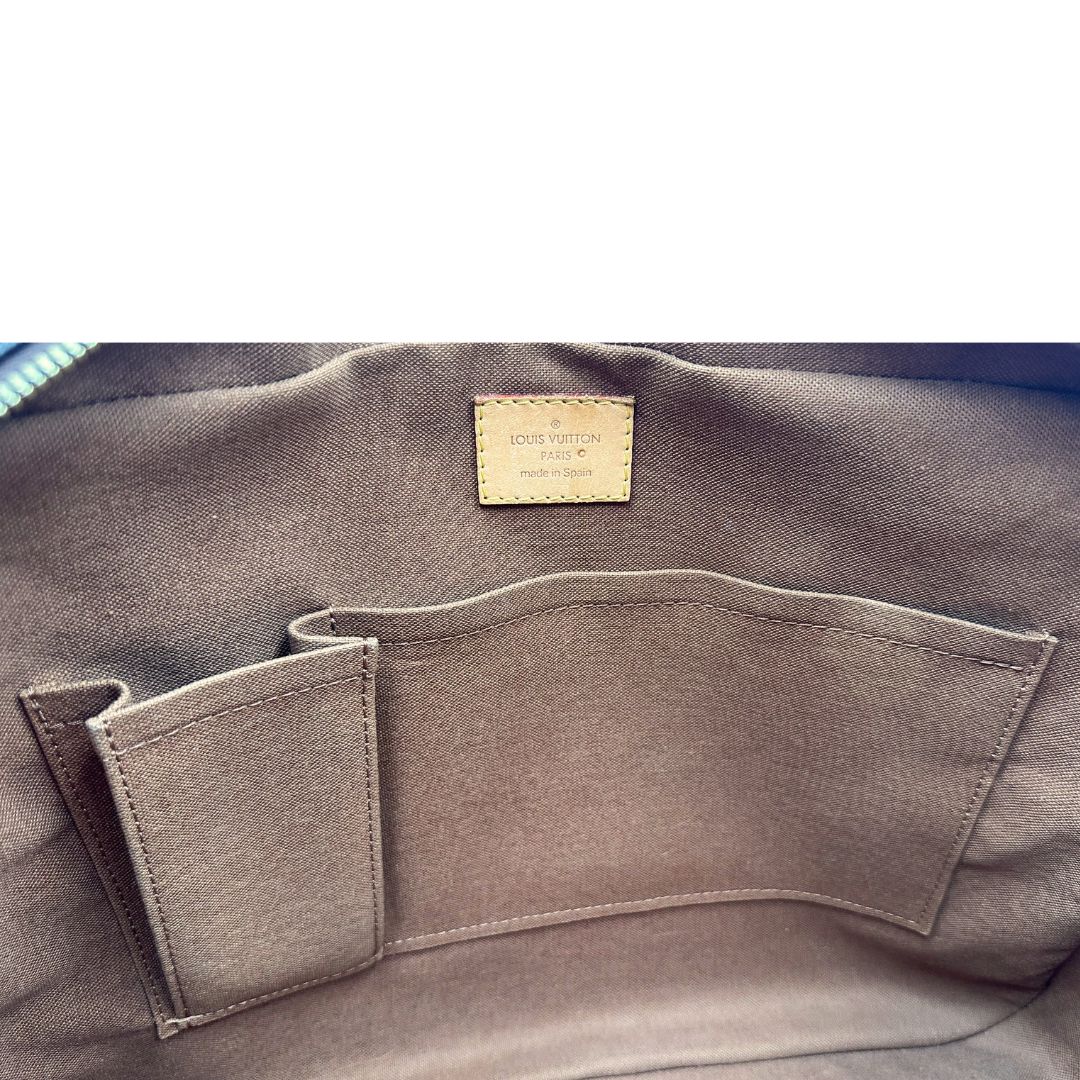 Interno di una Borsa Louis Vuitton in canvas marrone monogram con finiture in vacchetta naturale e parti metalliche dorate; munita di due manici e una tracolla in tessuto regolabile. Completa di dustbag. Originale, usata, di lusso, in ottime condizioni.