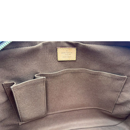 Interno di una Borsa Louis Vuitton in canvas marrone monogram con finiture in vacchetta naturale e parti metalliche dorate; munita di due manici e una tracolla in tessuto regolabile. Completa di dustbag. Originale, usata, di lusso, in ottime condizioni.