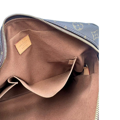 Tasca interna di una Borsa Louis Vuitton in canvas marrone monogram con finiture in vacchetta naturale e parti metalliche dorate; munita di due manici e una tracolla in tessuto regolabile. Completa di dustbag. Originale, usata, di lusso, in ottime condizioni.